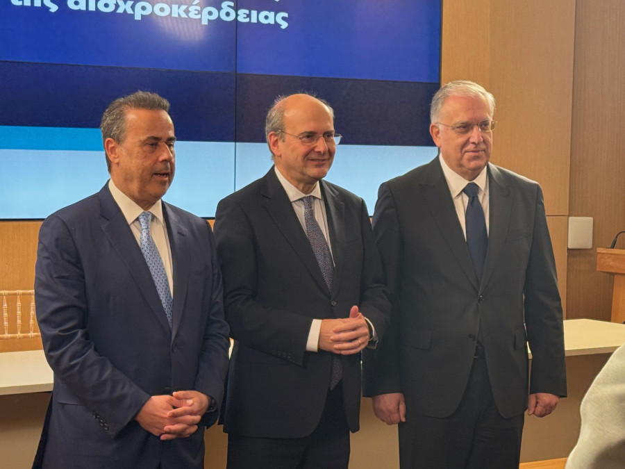 Κυβέρνηση: Τρίμηνο πλαφόν κέρδους σε καύσιμα και τρόφιμα - Πρόστιμα έως €5 εκατ. για αισχροκέρδεια