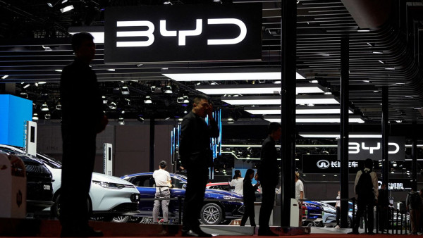 «Βουτιά» της BYD μετά από φημολογία ότι ο Μπάφετ πούλησε όλες τις μετοχές του