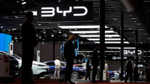 «Βουτιά» της BYD μετά από φημολογία ότι ο Μπάφετ πούλησε όλες τις μετοχές του