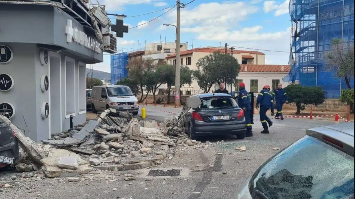 Λαύριο: Κατάρρευση μπαλκονιού - Ελαφρύς τραυματισμός πεζής και ζημιές σε οχήματα
