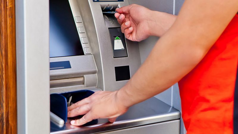 ΦΕΚ: Νέα χαλάρωση στην ανάληψη μετρητών και τη μεταφορά κεφαλαίων