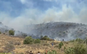 Φωτιά στη Βούλα: Συνεχείς αναζωπυρώσεις- Εκκενώνονται σπίτια