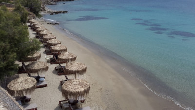 Πάρος- Αντίπαρος: Έφοδος ελεγκτών στις παραλίες- 18 επιχειρηματίες στο αυτόφωρο