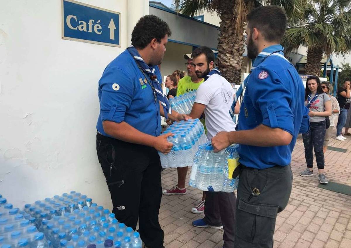 Οι Πρόσκοποι δίπλα τους πυρόπληκτους