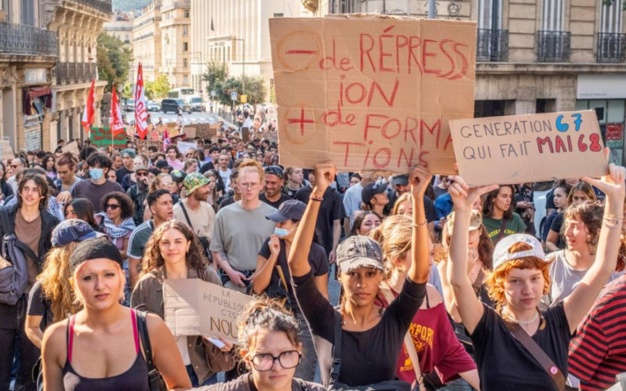 Γαλλία: Οι μαθητικές κινητοποιήσεις εκφράζουν ευρύτερη κοινωνική δυσαρέσκεια και οι διαδηλώσεις εξαπλώνονται