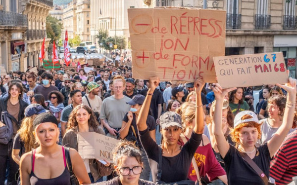 Γαλλία: Οι μαθητικές κινητοποιήσεις εκφράζουν ευρύτερη κοινωνική δυσαρέσκεια και οι διαδηλώσεις εξαπλώνονται