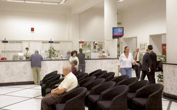 Ποιες συναλλαγές «κόβονται» από τα τραπεζικά καταστήματα