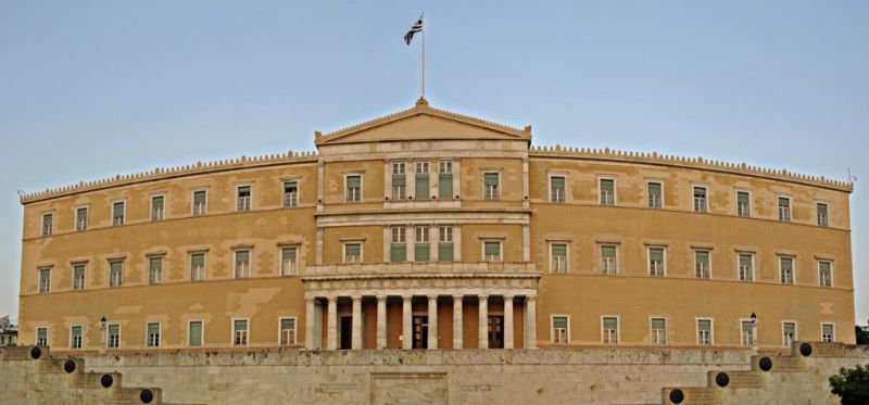 Η Βουλή των Ελλήνων μισθοδοτεί 2.073 υπαλλήλους