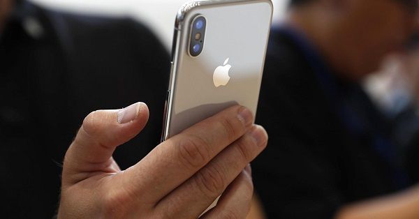 Γιατί η Apple επιβραδύνει σκόπιμα τα iPhones