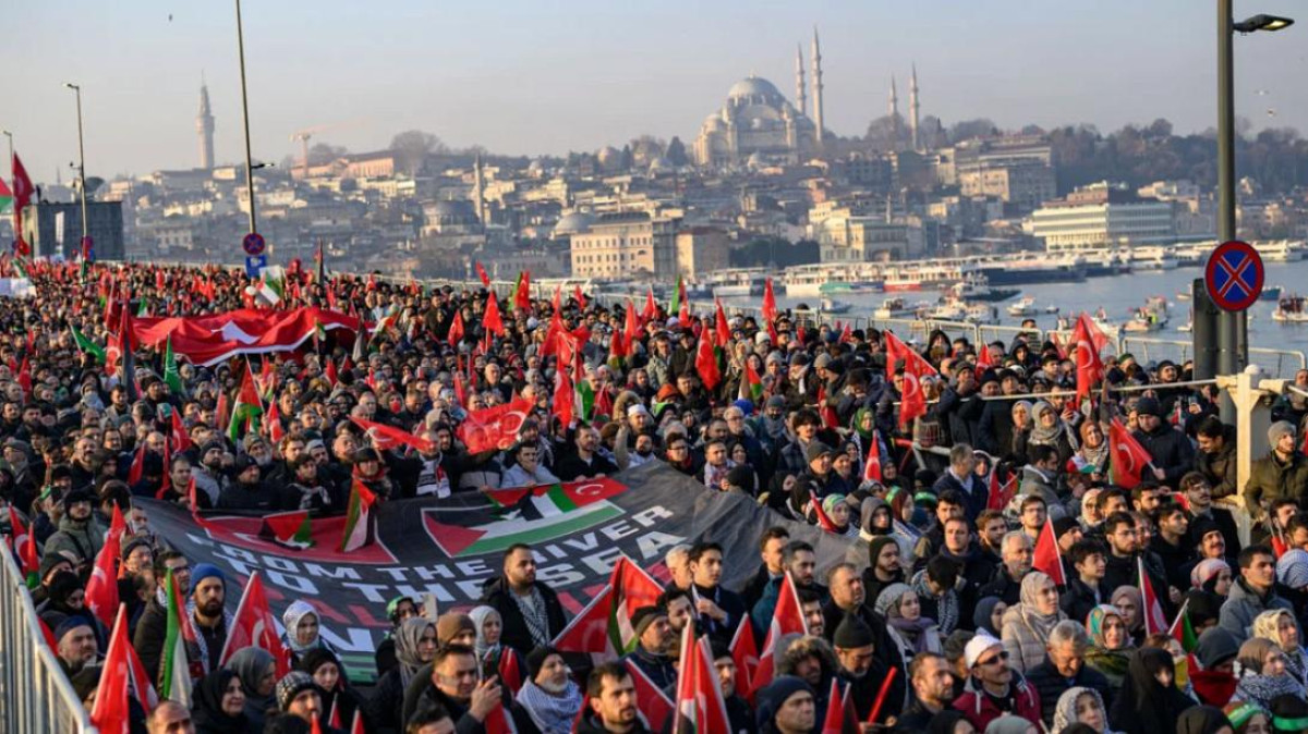 Κωνσταντινούπολη: Μεγάλη διαδήλωση υπέρ του Ιμάμογλου – 42 συλλήψεις για εξύβριση του Ερντογάν