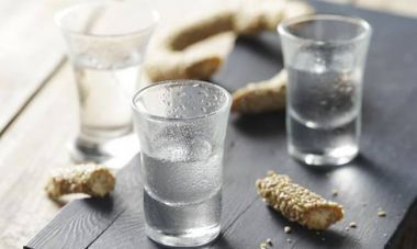 ΣΔΟΕ: «Στα πράσα» με 1.660 λίτρα παράνομου τσίπουρου