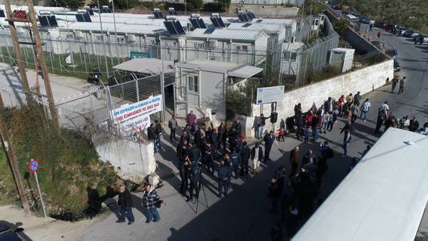 Μόρια: 200 αιτούντες άσυλο απέκλεισαν κεντρικό δρόμο- Ζητούν «καλύτερες συνθήκες»
