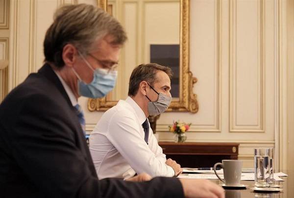 Σύσκεψη στο Μαξίμου με τη συμμετοχή Τσιόδρα-Στο επίκεντρο η Όμικρον