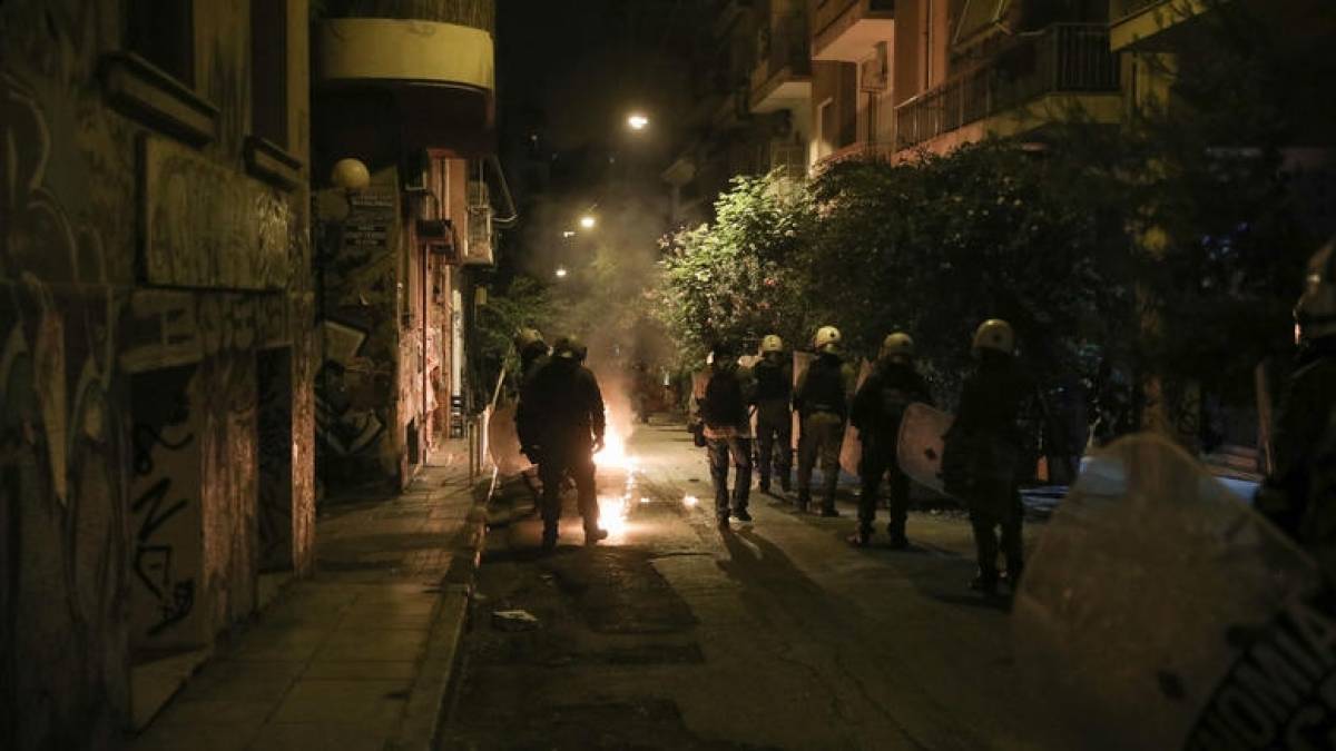 Μπαράζ επιθέσεων κατά αστυνομικών στα Εξάρχεια
