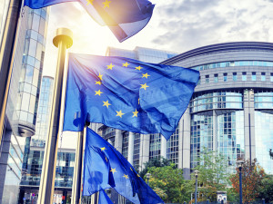 Bloomberg Economics: Βασικό σενάριο για ύφεση 1% στην ΕΕ