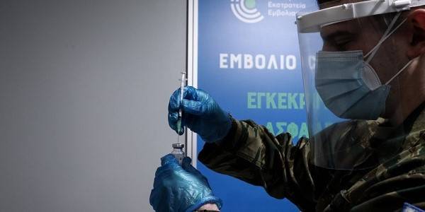 Υποχρεωτικός εμβολιασμός: Ποιους αφορά και από πότε-Τα σενάρια επέκτασης