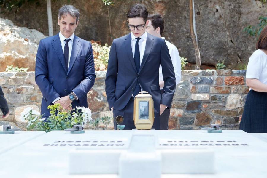 Τα συγκινητικά λόγια και το λουλούδι του Κυριάκου για τον Κωνσταντίνο Μητσοτάκη