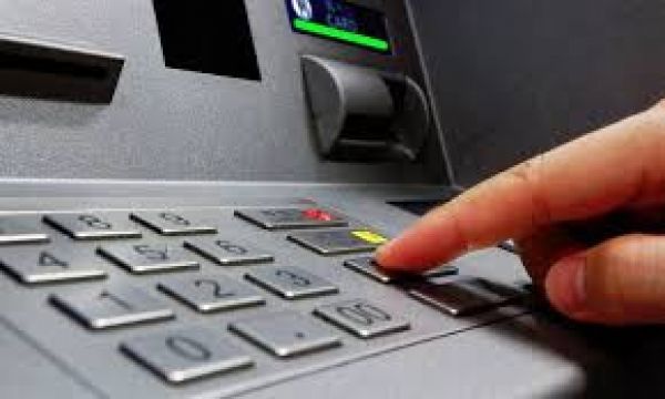 Στο προσκήνιο (πάλι) το σενάριο για χαράτσι στις τραπεζικές συναλλαγές