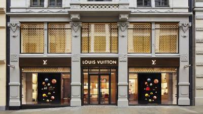 Η τουριστική πτώση σε Μύκονο- Αθήνα... έπληξε τη Louis Vuitton