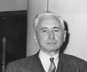 "Το πρόβλημα με τους περισσότερους ανθρώπους είναι ότι σκέφτονται περισσότερο με τις ελπίδες, τους φόβους και τις επιθυμίες τους παρά με το μυαλό τους"