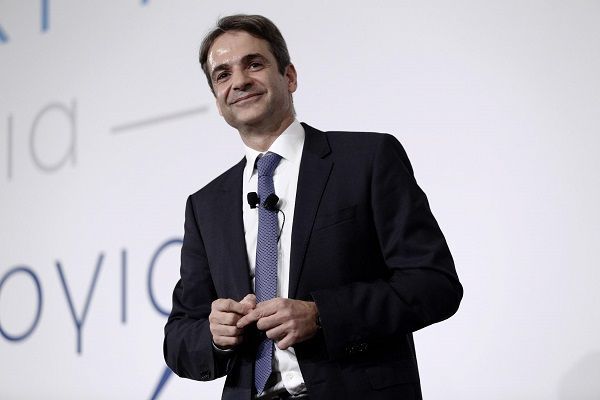 Η οικογενειακή φωτογραφία του Μητσοτάκη και οι χριστουγεννιάτικες ευχές του