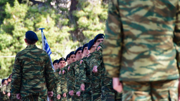 Στρατιωτική θητεία: Τι αλλάζει για κατοίκους εξωτερικού και φοιτητές σύμφωνα με το νέο νομοσχέδιο