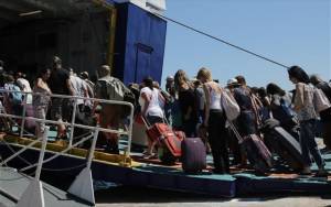 Συνωστισμός στα λιμάνια από τους εκδρομείς του Σαββατοκύριακου