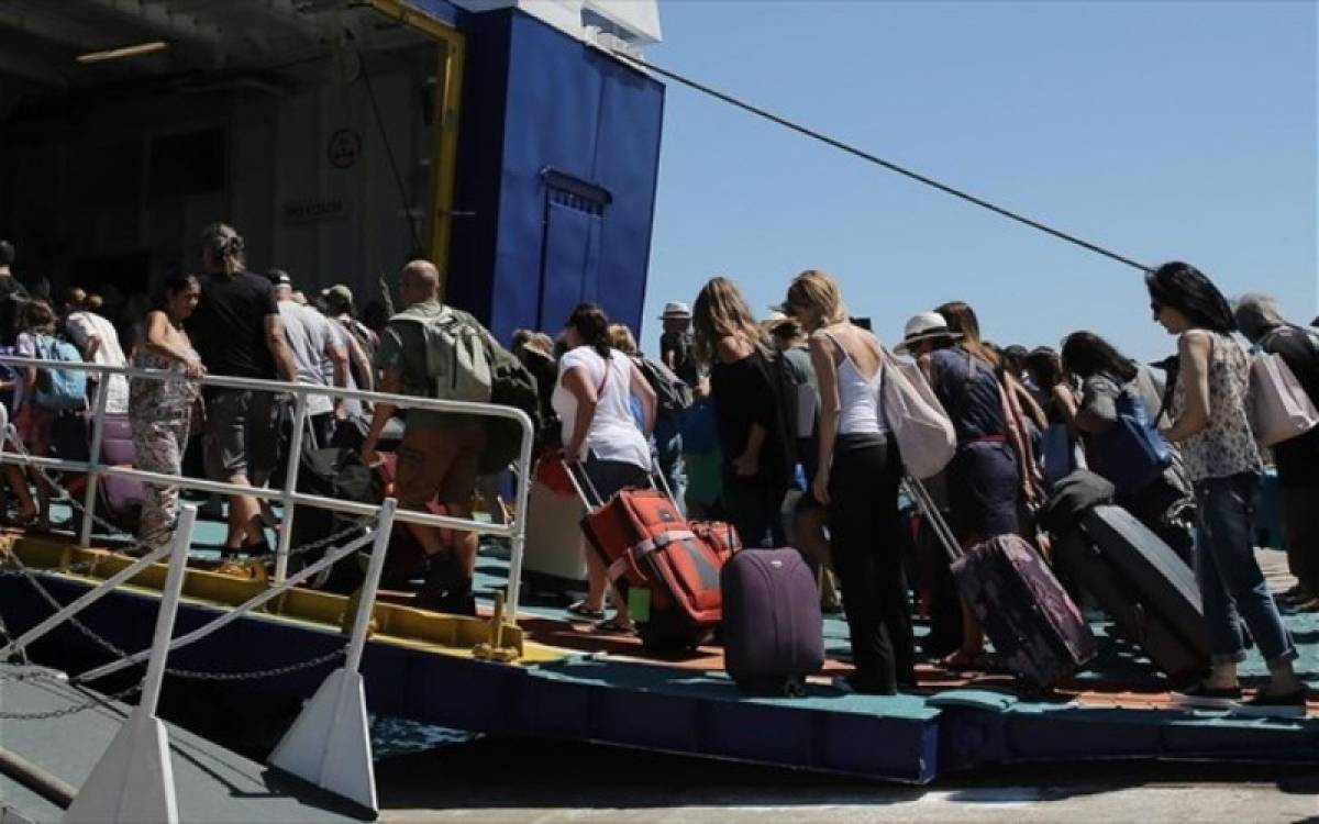 Συνωστισμός στα λιμάνια από τους εκδρομείς του Σαββατοκύριακου
