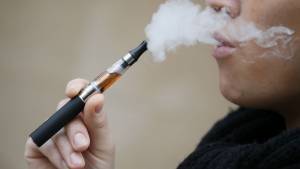Ατμιστές: Εισπνέουν χαμηλότερα επίπεδα τοξικών ουσιών από τους παραδοσιακούς καπνιστές