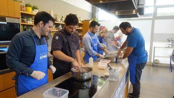 Η KPMG μαγείρεψε και προσέφερε παραπάνω από 100 γεύματα αγάπης