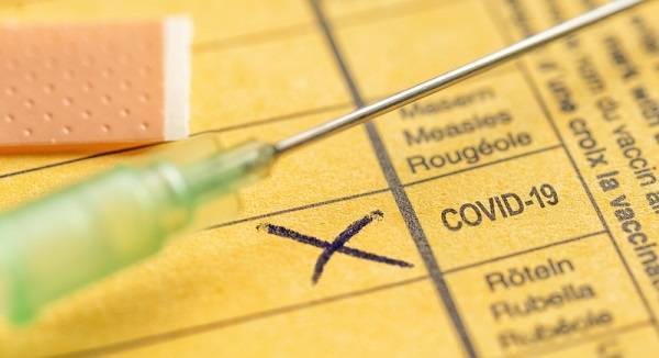 Κομισιόν: Πολιτικά τοξική η πρόταση για πιστοποιητικό εμβολιασμού