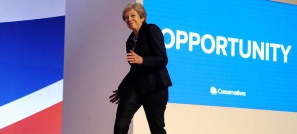 Η Μέι χόρεψε Abba στο συνέδριο των Τόρις (video)