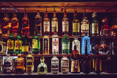 ΙΟΒE: Γιατί πρέπει να μειωθεί ο ΕΦΚ στα αλκοολούχα ποτά