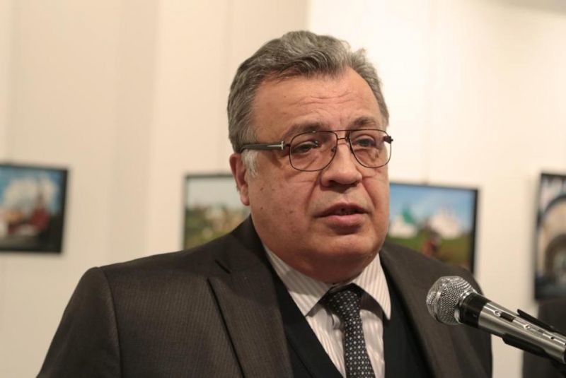 Η στιγμή της δολοφονίας του πρέσβη της Ρωσίας στην Άγκυρα (video)