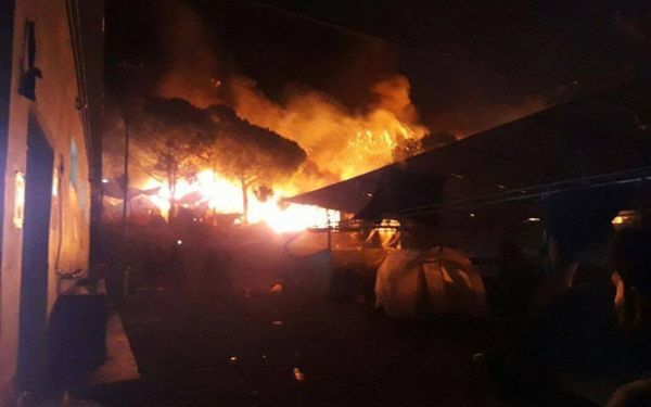 Πυρκαγιά στη Μόρια της Λέσβου-Χιλιάδες μετανάστες στους δρόμους