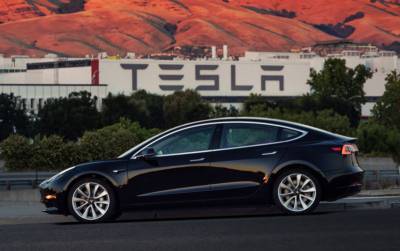 Η Tesla μειώνει την τιμή των Model 3 και Y