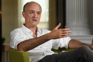 Ο Κάμινγκς «καίει» τον Τζόνσον για το «partygate»