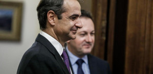 Ο Πέτσας πήρε τη σκυτάλη: Στο χέρι του πρωθυπουργού να κόψει τους «καβαλημένους»