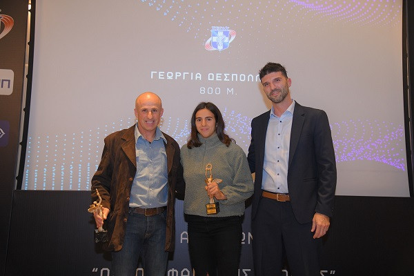 Ο Head of Sponsorships του ΟΠΑΠ, Γιώργος Ζούμας, βραβεύει τη Γεωργία Δεσπολλάρη