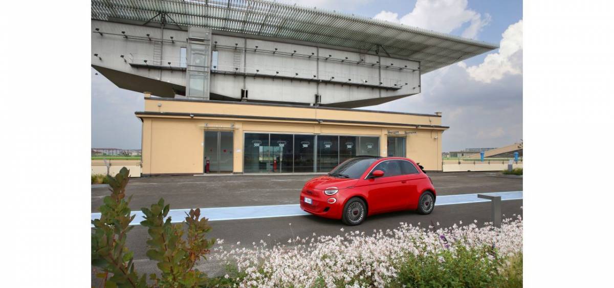 Hλεκτρικά FIAT: Xάσμα γενεών αλλά και ομοιότητες, το Panda Elettra και το ηλεκτρικό 500, τα δύο χρονολογικά άκρα