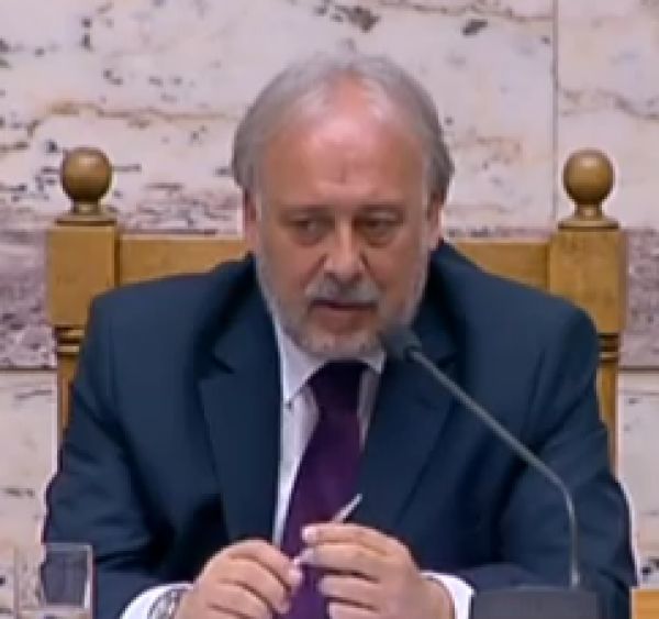 Με λιτά αξεσουάρ και χωρίς όπλα οι Βουλευτές – Παρατηρήσεις σεμνότητας στην Ραχήλ Μακρή