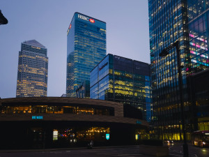 HSBC: Νέα πολιτική αμοιβών – Τέλος τα επιδόματα, αυξάνονται τα μπόνους