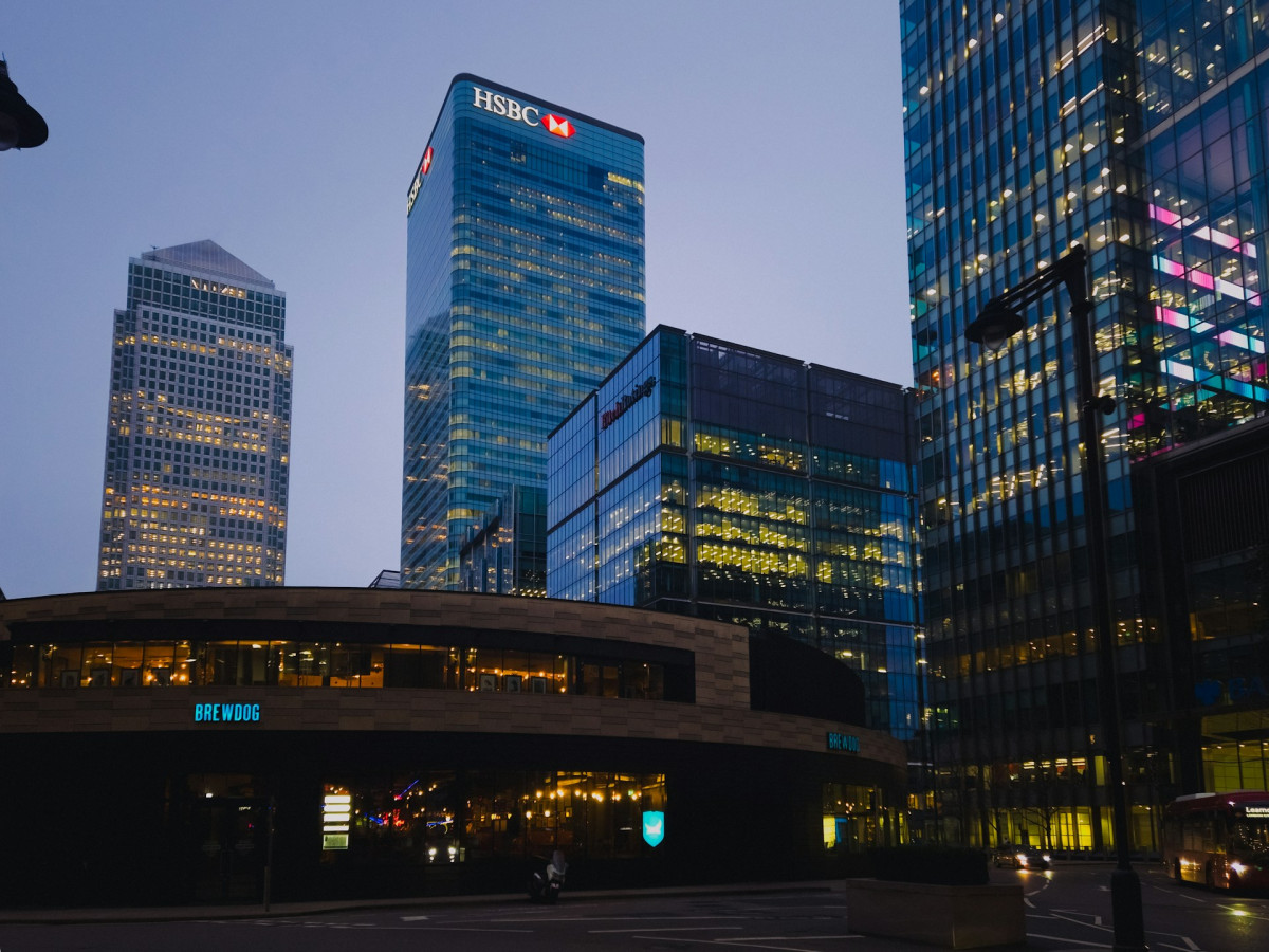 HSBC: Νέα πολιτική αμοιβών – Τέλος τα επιδόματα, αυξάνονται τα μπόνους