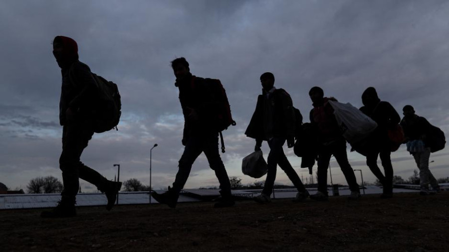 Στη Βουλή το νομοσχέδιο για το μεταναστευτικό: Επιστροφές χωρίς εξέταση ασύλου και νέα κλειστά κέντρα
