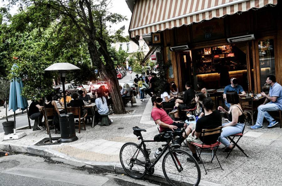 «Φρένο» στη χαλάρωση των μέτρων σε εστίαση και γήπεδα