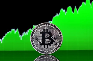 Σε υψηλό διμήνου και πάνω από τα $21.000 το bitcoin