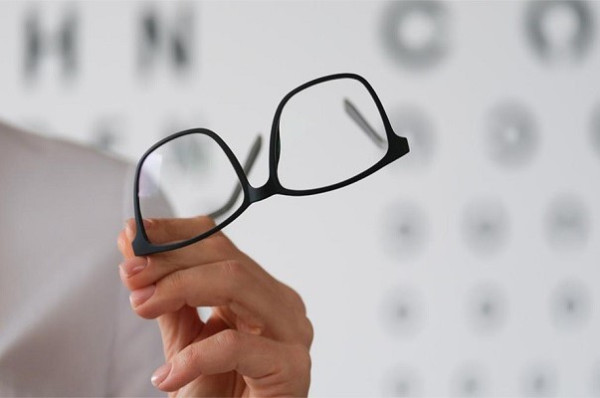 Μήνυση του ΙΣΑ για οφθαλμολογικές εξετάσεις σε καταστήματα οπτικών