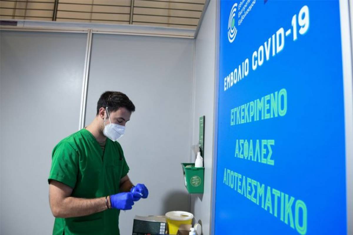 Εμβολιασμοί: Πώς θα κλείνονται τα ραντεβού για την τρίτη δόση