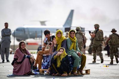 Οι Ταλιμπάν απαγορεύουν στις γυναίκες να ταξιδεύουν μόνες με αεροπλάνο