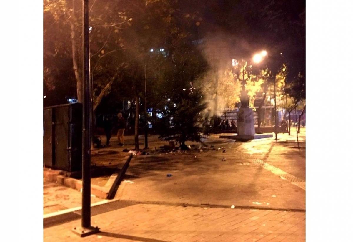 Έκαψαν το χριστουγεννιάτικο δέντρο στα Εξάρχεια